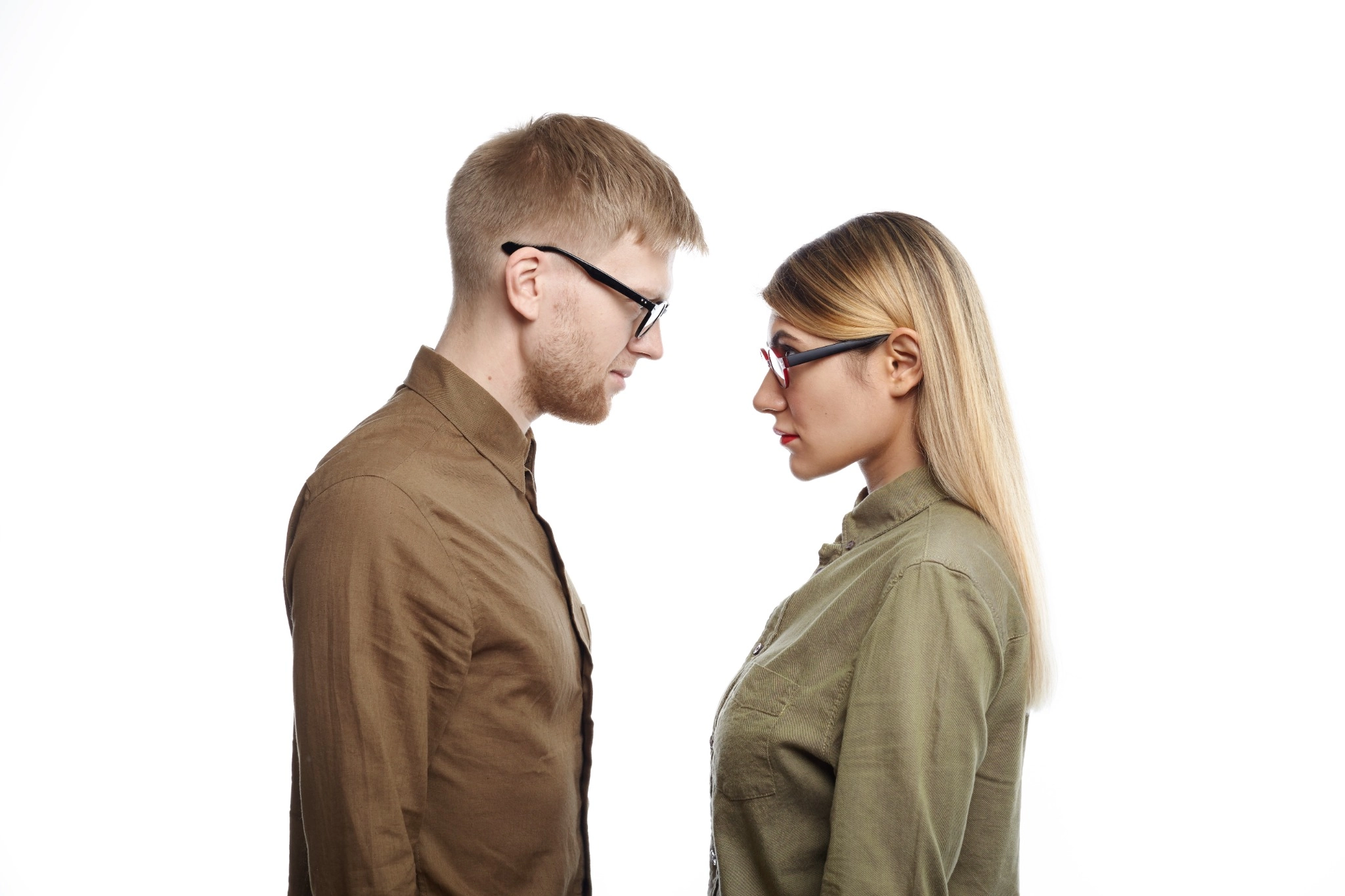 Divorcio de mutuo acuerdo en Almería: pareja firmando el convenio regulador